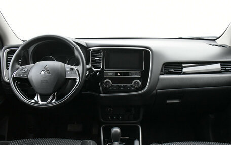 Mitsubishi Outlander III рестайлинг 3, 2018 год, 1 698 000 рублей, 12 фотография