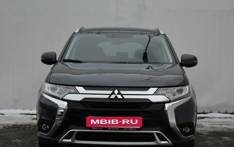 Mitsubishi Outlander III рестайлинг 3, 2018 год, 1 698 000 рублей, 2 фотография