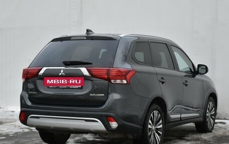 Mitsubishi Outlander III рестайлинг 3, 2018 год, 1 698 000 рублей, 5 фотография