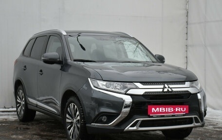 Mitsubishi Outlander III рестайлинг 3, 2018 год, 1 698 000 рублей, 3 фотография