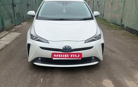 Toyota Prius IV XW50, 2019 год, 1 700 000 рублей, 1 фотография