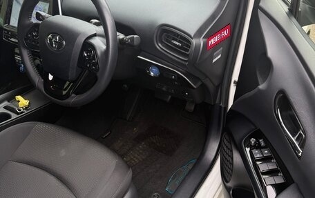 Toyota Prius IV XW50, 2019 год, 1 700 000 рублей, 11 фотография