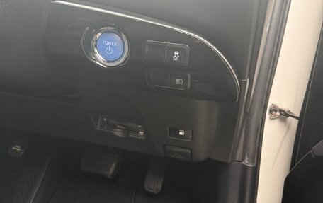 Toyota Prius IV XW50, 2019 год, 1 700 000 рублей, 12 фотография