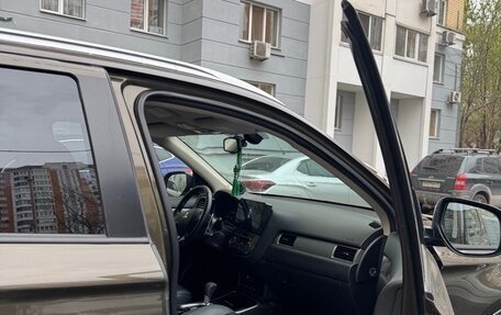 Mitsubishi Outlander III рестайлинг 3, 2019 год, 3 150 000 рублей, 10 фотография