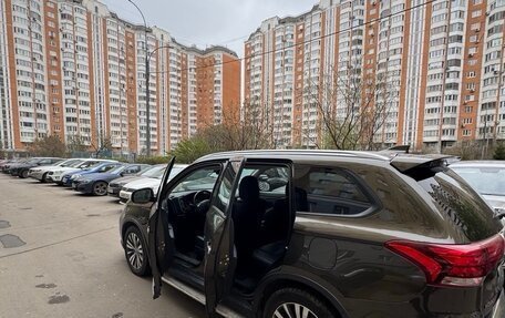 Mitsubishi Outlander III рестайлинг 3, 2019 год, 3 150 000 рублей, 8 фотография