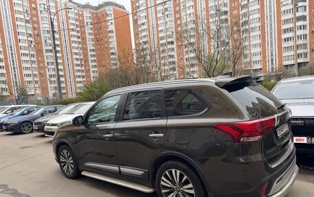 Mitsubishi Outlander III рестайлинг 3, 2019 год, 3 150 000 рублей, 6 фотография