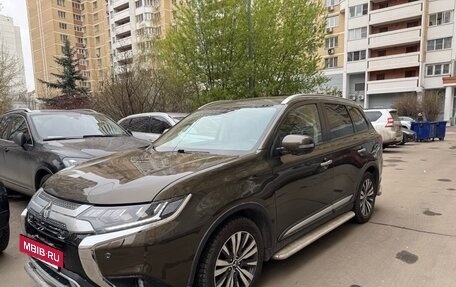 Mitsubishi Outlander III рестайлинг 3, 2019 год, 3 150 000 рублей, 4 фотография