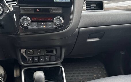 Mitsubishi Outlander III рестайлинг 3, 2019 год, 3 150 000 рублей, 13 фотография