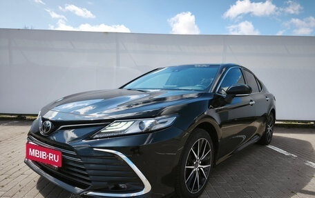 Toyota Camry, 2022 год, 3 390 000 рублей, 2 фотография