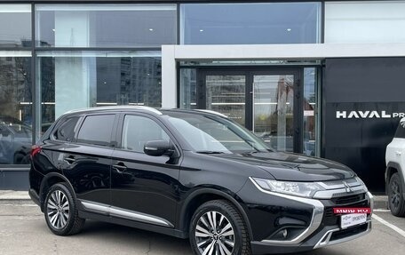 Mitsubishi Outlander III рестайлинг 3, 2020 год, 2 672 000 рублей, 3 фотография