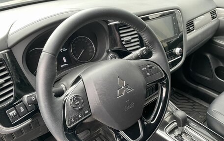 Mitsubishi Outlander III рестайлинг 3, 2020 год, 2 672 000 рублей, 15 фотография