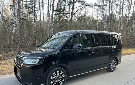 Honda Stepwgn, 2022 год, 2 100 000 рублей, 3 фотография