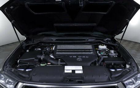 Toyota Land Cruiser 200, 2017 год, 7 390 000 рублей, 9 фотография