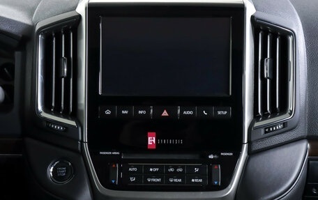 Toyota Land Cruiser 200, 2017 год, 7 390 000 рублей, 15 фотография