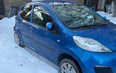Peugeot 107 I рестайлинг, 2013 год, 210 000 рублей, 2 фотография