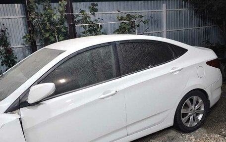 Hyundai Solaris II рестайлинг, 2011 год, 300 000 рублей, 3 фотография