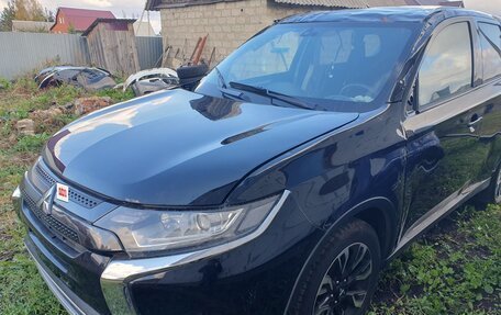 Mitsubishi Outlander III рестайлинг 3, 2022 год, 1 650 000 рублей, 6 фотография