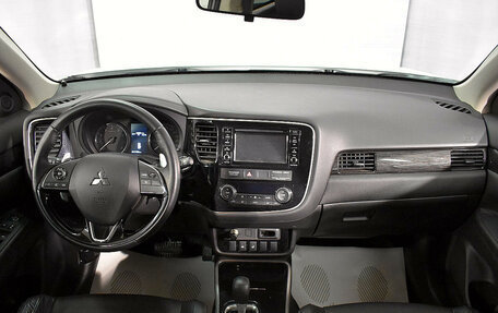 Mitsubishi Outlander III рестайлинг 3, 2017 год, 1 949 585 рублей, 9 фотография