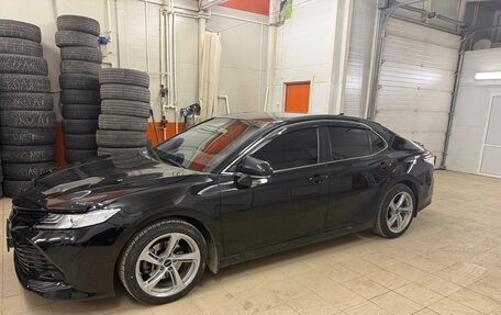 Toyota Camry, 2018 год, 2 000 000 рублей, 4 фотография