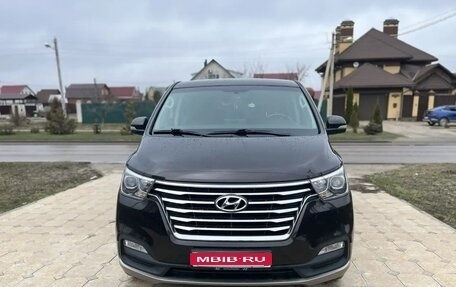 Hyundai Grand Starex Grand Starex I рестайлинг 2, 2018 год, 3 650 000 рублей, 1 фотография