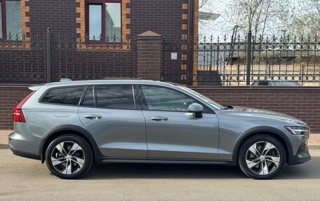 Volvo V60 Cross Country II, 2020 год, 3 650 000 рублей, 7 фотография
