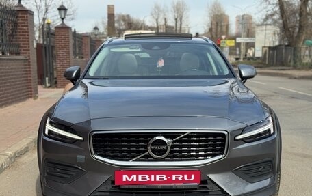 Volvo V60 Cross Country II, 2020 год, 3 650 000 рублей, 4 фотография