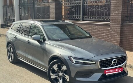 Volvo V60 Cross Country II, 2020 год, 3 650 000 рублей, 6 фотография