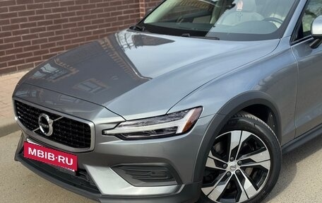 Volvo V60 Cross Country II, 2020 год, 3 650 000 рублей, 5 фотография