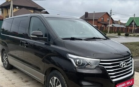 Hyundai Grand Starex Grand Starex I рестайлинг 2, 2018 год, 3 650 000 рублей, 2 фотография