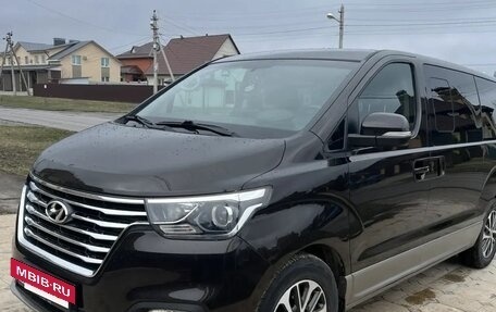Hyundai Grand Starex Grand Starex I рестайлинг 2, 2018 год, 3 650 000 рублей, 3 фотография