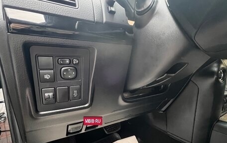 Toyota Land Cruiser Prado 150 рестайлинг 2, 2018 год, 4 600 000 рублей, 12 фотография