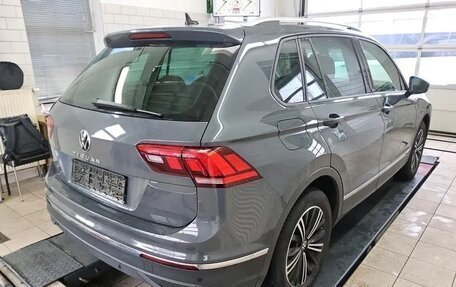 Volkswagen Tiguan II, 2022 год, 2 272 000 рублей, 2 фотография