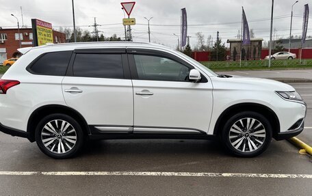 Mitsubishi Outlander III рестайлинг 3, 2020 год, 2 800 000 рублей, 4 фотография