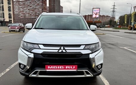 Mitsubishi Outlander III рестайлинг 3, 2020 год, 2 800 000 рублей, 2 фотография