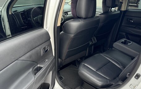 Mitsubishi Outlander III рестайлинг 3, 2020 год, 2 800 000 рублей, 11 фотография