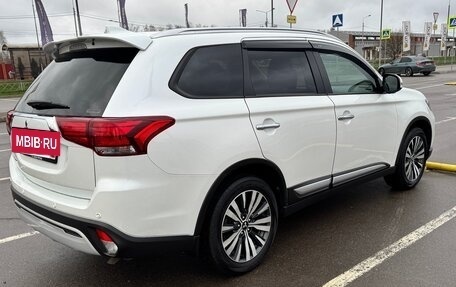 Mitsubishi Outlander III рестайлинг 3, 2020 год, 2 800 000 рублей, 5 фотография