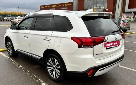 Mitsubishi Outlander III рестайлинг 3, 2020 год, 2 800 000 рублей, 7 фотография