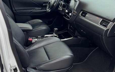 Mitsubishi Outlander III рестайлинг 3, 2020 год, 2 800 000 рублей, 16 фотография