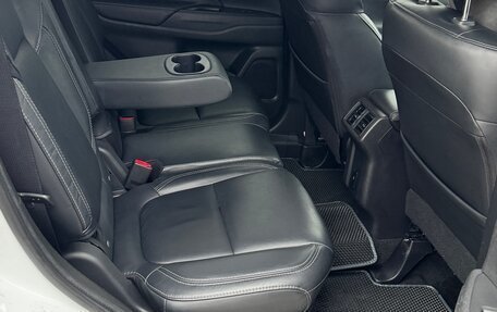 Mitsubishi Outlander III рестайлинг 3, 2020 год, 2 800 000 рублей, 14 фотография