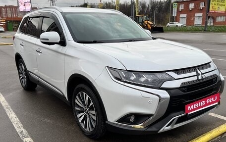 Mitsubishi Outlander III рестайлинг 3, 2020 год, 2 800 000 рублей, 3 фотография