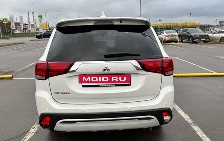 Mitsubishi Outlander III рестайлинг 3, 2020 год, 2 800 000 рублей, 6 фотография