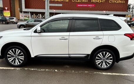 Mitsubishi Outlander III рестайлинг 3, 2020 год, 2 800 000 рублей, 8 фотография