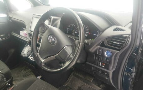 Toyota Voxy III, 2019 год, 1 990 000 рублей, 7 фотография