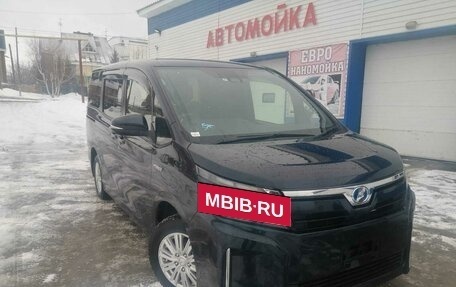 Toyota Voxy III, 2019 год, 1 990 000 рублей, 2 фотография