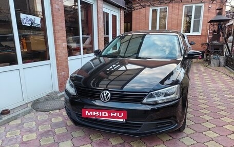 Volkswagen Jetta VI, 2013 год, 995 000 рублей, 2 фотография