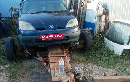 Toyota Prius IV XW50, 1999 год, 100 000 рублей, 1 фотография