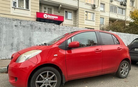 Toyota Yaris III рестайлинг, 2008 год, 525 000 рублей, 2 фотография