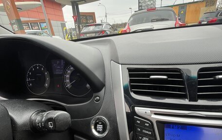 Hyundai Solaris II рестайлинг, 2011 год, 700 000 рублей, 3 фотография