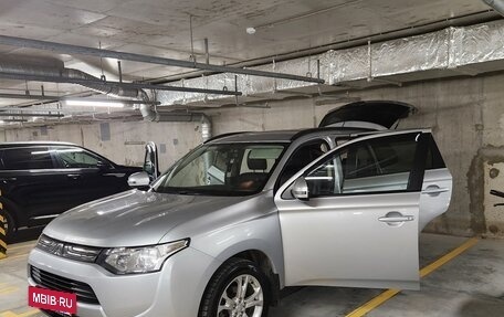 Mitsubishi Outlander III рестайлинг 3, 2013 год, 1 700 000 рублей, 10 фотография