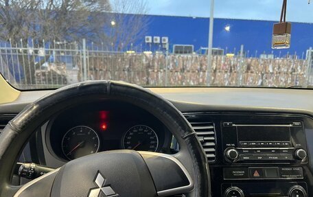 Mitsubishi Outlander III рестайлинг 3, 2013 год, 1 100 000 рублей, 11 фотография